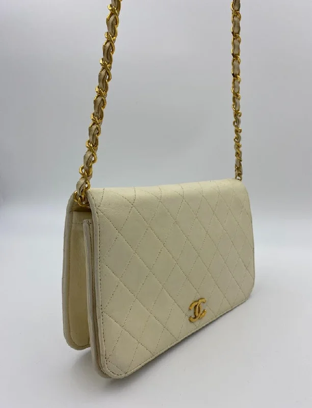 Chanel Quilted Leather Shoulder Bag for FashionistasChanel Vintage Shoulder Flap bag