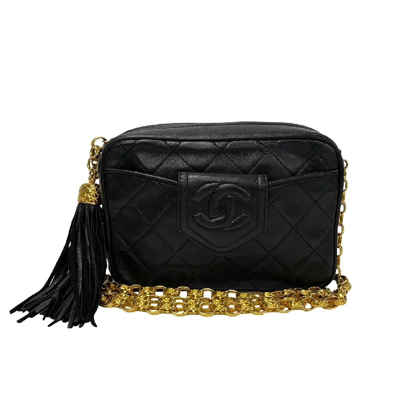 Chanel Quilted Leather Shoulder Bag for FashionistasChanel CC Matelasse Fringe Bag  Leather Crossbody Bag in Good condition