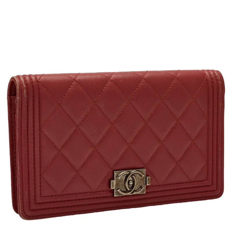 Chanel Classic Flap Bag for Evening PartyChanel Quited Leather Le Boy Wallet Leather Long Wallet in Good condition