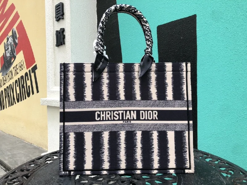 Christian Dior Saddle bags with a studded trim for a bold lookEN - New Arrival Bags Christian Dior 225